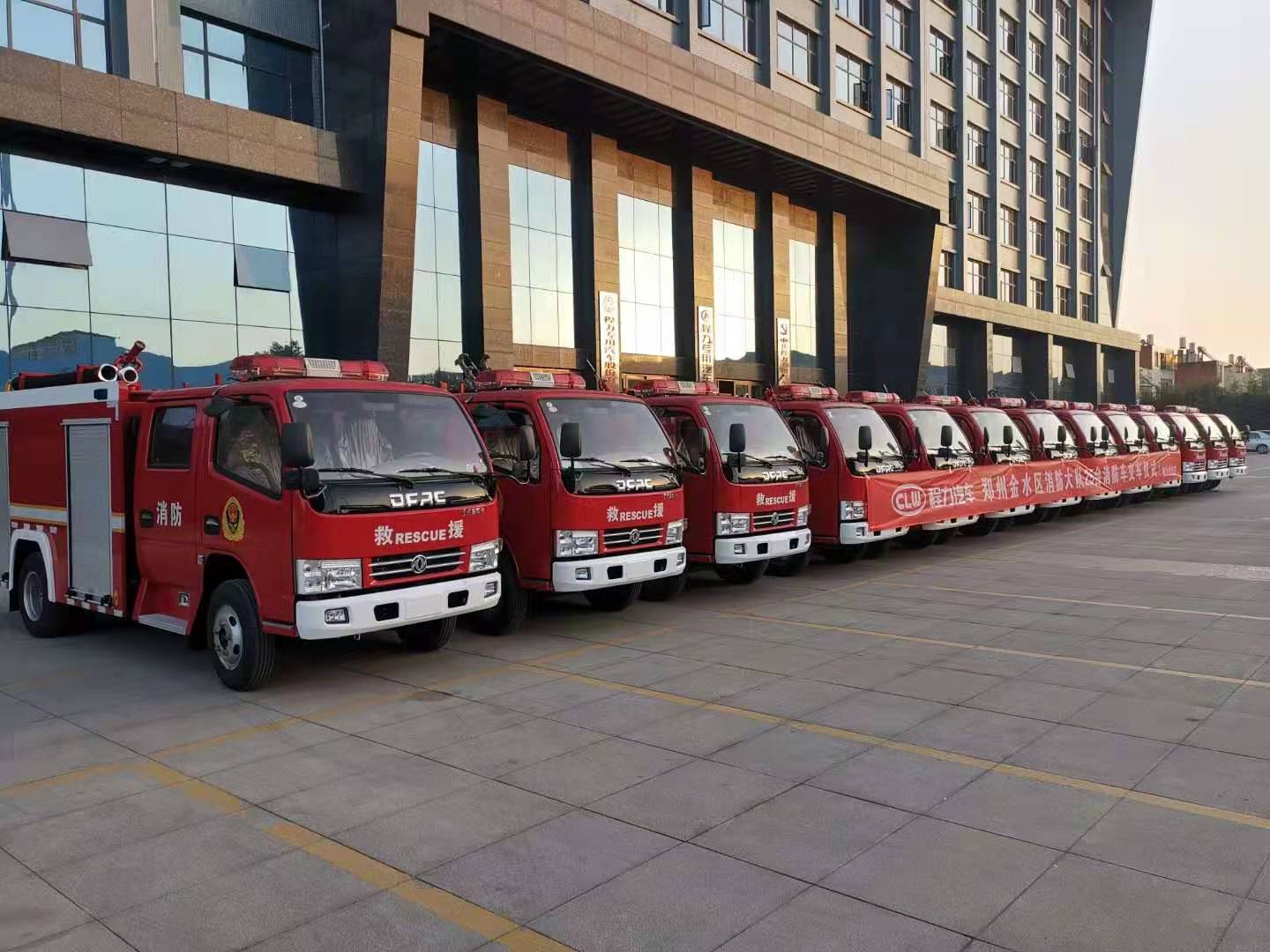 8吨泡沫消防车_沉汽豪沃T5G泡沫消防车内饰配放：该驾驶室准乘人数为6人2025年4月30日多功能应急保障车验收